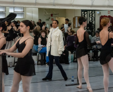 Ex-aluna, bailarina internacional Nayara Lopes retorna ao Teatro Guaíra para aula especial na Escola de Dança