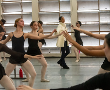 Ex-aluna, bailarina internacional Nayara Lopes retorna ao Teatro Guaíra para aula especial na Escola de Dança