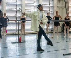 Ex-aluna, bailarina internacional Nayara Lopes retorna ao Teatro Guaíra para aula especial na Escola de Dança