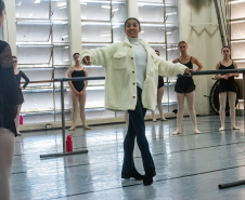 Ex-aluna, bailarina internacional Nayara Lopes retorna ao Teatro Guaíra para aula especial na Escola de Dança