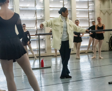 Ex-aluna, bailarina internacional Nayara Lopes retorna ao Teatro Guaíra para aula especial na Escola de Dança
