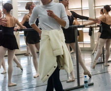 Ex-aluna, bailarina internacional Nayara Lopes retorna ao Teatro Guaíra para aula especial na Escola de Dança