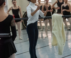 Ex-aluna, bailarina internacional Nayara Lopes retorna ao Teatro Guaíra para aula especial na Escola de Dança