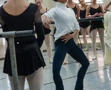 Ex-aluna, bailarina internacional Nayara Lopes retorna ao Teatro Guaíra para aula especial na Escola de Dança