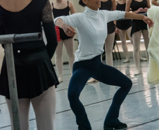Ex-aluna, bailarina internacional Nayara Lopes retorna ao Teatro Guaíra para aula especial na Escola de Dança