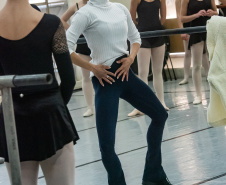 Ex-aluna, bailarina internacional Nayara Lopes retorna ao Teatro Guaíra para aula especial na Escola de Dança