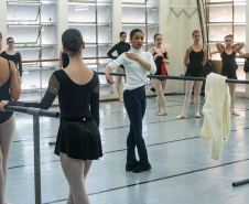 Ex-aluna, bailarina internacional Nayara Lopes retorna ao Teatro Guaíra para aula especial na Escola de Dança