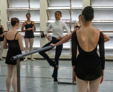 Ex-aluna, bailarina internacional Nayara Lopes retorna ao Teatro Guaíra para aula especial na Escola de Dança