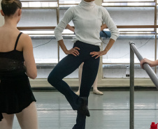 Ex-aluna, bailarina internacional Nayara Lopes retorna ao Teatro Guaíra para aula especial na Escola de Dança