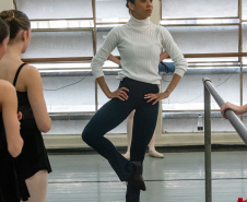 Ex-aluna, bailarina internacional Nayara Lopes retorna ao Teatro Guaíra para aula especial na Escola de Dança