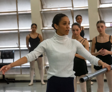 Ex-aluna, bailarina internacional Nayara Lopes retorna ao Teatro Guaíra para aula especial na Escola de Dança