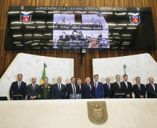 O governador Carlos Massa Ratinho Júnior tomou posse na manhã desta terça-feira (01) na Assembleia Legislativa do Paraná. O governador e o vice Darci Piana, ao lado de suas famílias, subiram a rampa da Assembleia e foram recebidos pelo presidente da Casa, deputado Ademar Traiano. Os eleitos também receberam as primeiras honras militares. - Curitiba, 01/01/2019 - Foto: Arnaldo Alves/ANPr