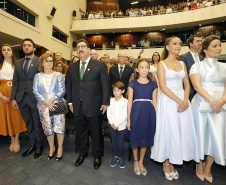 O governador Carlos Massa Ratinho Júnior tomou posse na manhã desta terça-feira (01) na Assembleia Legislativa do Paraná. O governador e o vice Darci Piana, ao lado de suas famílias, subiram a rampa da Assembleia e foram recebidos pelo presidente da Casa, deputado Ademar Traiano. Os eleitos também receberam as primeiras honras militares. - Curitiba, 01/01/2019 - Foto: Arnaldo Alves/ANPr