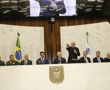 O governador Carlos Massa Ratinho Júnior tomou posse na manhã desta terça-feira (01) na Assembleia Legislativa do Paraná. O governador e o vice Darci Piana, ao lado de suas famílias, subiram a rampa da Assembleia e foram recebidos pelo presidente da Casa, deputado Ademar Traiano. Os eleitos também receberam as primeiras honras militares. - Curitiba, 01/01/2019 - Foto: Arnaldo Alves/ANPr