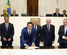 O governador Carlos Massa Ratinho Júnior tomou posse na manhã desta terça-feira (01) na Assembleia Legislativa do Paraná. O governador e o vice Darci Piana, ao lado de suas famílias, subiram a rampa da Assembleia e foram recebidos pelo presidente da Casa, deputado Ademar Traiano. Os eleitos também receberam as primeiras honras militares. - Curitiba, 01/01/2019 - Foto: Arnaldo Alves/ANPr