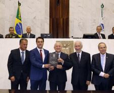 O governador Carlos Massa Ratinho Júnior tomou posse na manhã desta terça-feira (01) na Assembleia Legislativa do Paraná. O governador e o vice Darci Piana, ao lado de suas famílias, subiram a rampa da Assembleia e foram recebidos pelo presidente da Casa, deputado Ademar Traiano. Os eleitos também receberam as primeiras honras militares. - Curitiba, 01/01/2019 - Foto: Arnaldo Alves/ANPr