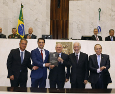 O governador Carlos Massa Ratinho Júnior tomou posse na manhã desta terça-feira (01) na Assembleia Legislativa do Paraná. O governador e o vice Darci Piana, ao lado de suas famílias, subiram a rampa da Assembleia e foram recebidos pelo presidente da Casa, deputado Ademar Traiano. Os eleitos também receberam as primeiras honras militares. - Curitiba, 01/01/2019 - Foto: Arnaldo Alves/ANPr