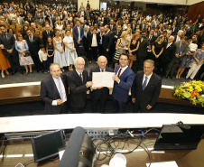 O governador Carlos Massa Ratinho Júnior tomou posse na manhã desta terça-feira (01) na Assembleia Legislativa do Paraná. O governador e o vice Darci Piana, ao lado de suas famílias, subiram a rampa da Assembleia e foram recebidos pelo presidente da Casa, deputado Ademar Traiano. Os eleitos também receberam as primeiras honras militares. - Curitiba, 01/01/2019 - Foto: Arnaldo Alves/ANPr