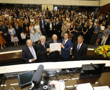 O governador Carlos Massa Ratinho Júnior tomou posse na manhã desta terça-feira (01) na Assembleia Legislativa do Paraná. O governador e o vice Darci Piana, ao lado de suas famílias, subiram a rampa da Assembleia e foram recebidos pelo presidente da Casa, deputado Ademar Traiano. Os eleitos também receberam as primeiras honras militares. - Curitiba, 01/01/2019 - Foto: Arnaldo Alves/ANPr
