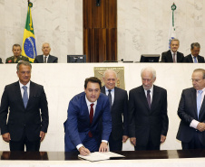 O governador Carlos Massa Ratinho Júnior tomou posse na manhã desta terça-feira (01) na Assembleia Legislativa do Paraná. O governador e o vice Darci Piana, ao lado de suas famílias, subiram a rampa da Assembleia e foram recebidos pelo presidente da Casa, deputado Ademar Traiano. Os eleitos também receberam as primeiras honras militares.  -  Curitiba, 01/01/2019  -  Foto: Arnaldo Alves/ANPr