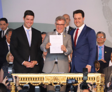 Governador Carlos Massa Ratinho Júnior dá posse ao secretário da Comunicação Social e Cultura, Hudson José. -   Curitiba, 01/01/2019  -  Foto: José Fernando Ogura/ANPr