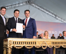 Governador Carlos Massa Ratinho Júnior dá posse ao secretario da Infraestrutura e Logística, Sandro Alex.   Curitiba, 01/01/2019  -  Foto: Rodrigo Félix Leal