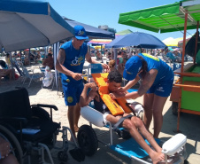 Cadeirantes e pessoas com dificuldade de locomoção podem tomar banho de mar no Litoral paranaense, graças ao Projeto Praia Acessível, desenvolvido em parceria pela Companhia de Saneamento do Paraná (Sanepar) e Secretaria Estadual da Família e Desenvolvimento Social (SEDS)