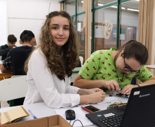 Estudantes do Ensino Fundamental e Médio de escolas públicas e particulares, e universitários do Paraná e de Santa Catarina, iniciaram nesta segunda-feira (7) oficinas bilíngues de aprendizagem criativa com acadêmicos do Instituto de Tecnologia de Massachusetts (MIT - Massachusetts Institute of Technology) ofertadas pela Secretaria de Estado da Educação em parceria com o Instituto norte-americano.  -  Curitiba, 07/01/2019  -  Foto: Fernando Jesus/SEED