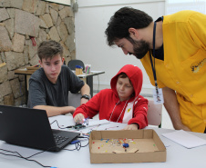 Estudantes do Ensino Fundamental e Médio de escolas públicas e particulares, e universitários do Paraná e de Santa Catarina, iniciaram nesta segunda-feira (7) oficinas bilíngues de aprendizagem criativa com acadêmicos do Instituto de Tecnologia de Massachusetts (MIT - Massachusetts Institute of Technology) ofertadas pela Secretaria de Estado da Educação em parceria com o Instituto norte-americano.  -  Curitiba, 07/01/2019  -  Foto: Fernando Jesus/SEED