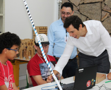 Estudantes do Ensino Fundamental e Médio de escolas públicas e particulares, e universitários do Paraná e de Santa Catarina, iniciaram nesta segunda-feira (7) oficinas bilíngues de aprendizagem criativa com acadêmicos do Instituto de Tecnologia de Massachusetts (MIT - Massachusetts Institute of Technology) ofertadas pela Secretaria de Estado da Educação em parceria com o Instituto norte-americano.  -  Curitiba, 07/01/2019  -  Foto: Fernando Jesus/SEED