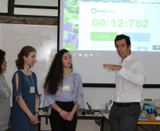 Estudantes do Ensino Fundamental e Médio de escolas públicas e particulares, e universitários do Paraná e de Santa Catarina, iniciaram nesta segunda-feira (7) oficinas bilíngues de aprendizagem criativa com acadêmicos do Instituto de Tecnologia de Massachusetts (MIT - Massachusetts Institute of Technology) ofertadas pela Secretaria de Estado da Educação em parceria com o Instituto norte-americano.  -  Curitiba, 07/01/2019  -  Foto: Fernando Jesus/SEED
