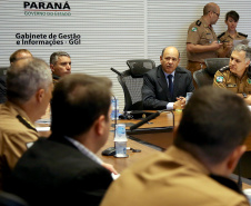 Representantes de secretárias, órgãos e autarquias envolvidas na Operação Verão 2018/2019 apresentaram nesta segunda-feira (7) ao secretário de Estado de Segurança Pública e novo coordenador da operação, Luiz Felipe Carbonell, um balanço dos números alcançados entre os dias 21 de dezembro de 2018 e 4 de janeiro deste ano, além de um resumo das atividades que estão sendo feitas. A reunião ocorreu no Palácio Iguaçu, em Curitiba.  -  Curitiba, 07/01/2019  -  Foto: Jaelson Lucas/ANPr