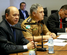 Representantes de secretárias, órgãos e autarquias envolvidas na Operação Verão 2018/2019 apresentaram nesta segunda-feira (7) ao secretário de Estado de Segurança Pública e novo coordenador da operação, Luiz Felipe Carbonell, um balanço dos números alcançados entre os dias 21 de dezembro de 2018 e 4 de janeiro deste ano, além de um resumo das atividades que estão sendo feitas. A reunião ocorreu no Palácio Iguaçu, em Curitiba.  -  Curitiba, 07/01/2019  -  Foto: Jaelson Lucas/ANPr