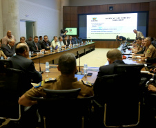 Representantes de secretárias, órgãos e autarquias envolvidas na Operação Verão 2018/2019 apresentaram nesta segunda-feira (7) ao secretário de Estado de Segurança Pública e novo coordenador da operação, Luiz Felipe Carbonell, um balanço dos números alcançados entre os dias 21 de dezembro de 2018 e 4 de janeiro deste ano, além de um resumo das atividades que estão sendo feitas. A reunião ocorreu no Palácio Iguaçu, em Curitiba.  -  Curitiba, 07/01/2019  -  Foto: Jaelson Lucas/ANPr