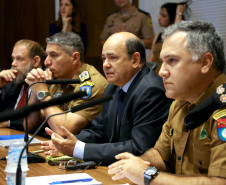 Representantes de secretárias, órgãos e autarquias envolvidas na Operação Verão 2018/2019 apresentaram nesta segunda-feira (7) ao secretário de Estado de Segurança Pública e novo coordenador da operação, Luiz Felipe Carbonell, um balanço dos números alcançados entre os dias 21 de dezembro de 2018 e 4 de janeiro deste ano, além de um resumo das atividades que estão sendo feitas. A reunião ocorreu no Palácio Iguaçu, em Curitiba.  -  Curitiba, 07/01/2019  -  Foto: Jaelson Lucas/ANPr