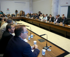 Representantes de secretárias, órgãos e autarquias envolvidas na Operação Verão 2018/2019 apresentaram nesta segunda-feira (7) ao secretário de Estado de Segurança Pública e novo coordenador da operação, Luiz Felipe Carbonell, um balanço dos números alcançados entre os dias 21 de dezembro de 2018 e 4 de janeiro deste ano, além de um resumo das atividades que estão sendo feitas. A reunião ocorreu no Palácio Iguaçu, em Curitiba.  -  Curitiba, 07/01/2019  -  Foto: Jaelson Lucas/ANPr