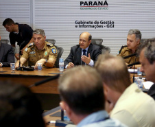 Representantes de secretárias, órgãos e autarquias envolvidas na Operação Verão 2018/2019 apresentaram nesta segunda-feira (7) ao secretário de Estado de Segurança Pública e novo coordenador da operação, Luiz Felipe Carbonell, um balanço dos números alcançados entre os dias 21 de dezembro de 2018 e 4 de janeiro deste ano, além de um resumo das atividades que estão sendo feitas. A reunião ocorreu no Palácio Iguaçu, em Curitiba.  -  Curitiba, 07/01/2019  -  Foto: Jaelson Lucas/ANPr