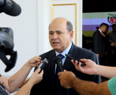 Representantes de secretárias, órgãos e autarquias envolvidas na Operação Verão 2018/2019 apresentaram nesta segunda-feira (7) ao secretário de Estado de Segurança Pública e novo coordenador da operação, Luiz Felipe Carbonell (foto), um balanço dos números alcançados entre os dias 21 de dezembro de 2018 e 4 de janeiro deste ano, além de um resumo das atividades que estão sendo feitas. A reunião ocorreu no Palácio Iguaçu, em Curitiba.  -  Curitiba, 07/01/2019  -  Foto: Jaelson Lucas/ANPr
