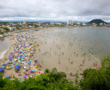 Limpeza das praias, saúde e segurança são destaques na temporada. Mais de 174 toneladas de lixo foram recolhidas nas praias do Paraná pela Sanepar, houve cerca de 700 atendimentos médicos feitos pela equipe da Secretaria da Saúde.  Operação Verão, 2018/2019  -  Foto: Jaelson Lucas/ANPr