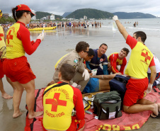 Limpeza das praias, saúde e segurança são destaques na temporada. Mais de 174 toneladas de lixo foram recolhidas nas praias do Paraná pela Sanepar, houve cerca de 700 atendimentos médicos feitos pela equipe da Secretaria da Saúde.  Operação Verão, 2018/2019  -  Foto: Jaelson Lucas/ANPr