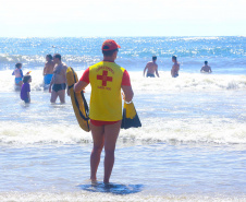 Limpeza das praias, saúde e segurança são destaques na temporada. Mais de 174 toneladas de lixo foram recolhidas nas praias do Paraná pela Sanepar, houve cerca de 700 atendimentos médicos feitos pela equipe da Secretaria da Saúde.  Operação Verão, 2018/2019  -  Foto: Jaelson Lucas/ANPr