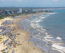 Limpeza das praias, saúde e segurança são destaques na temporada. Mais de 174 toneladas de lixo foram recolhidas nas praias do Paraná pela Sanepar, houve cerca de 700 atendimentos médicos feitos pela equipe da Secretaria da Saúde.  Operação Verão, 2018/2019  -  Foto: Jaelson Lucas/ANPr