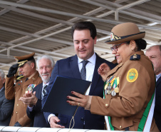 Governador Carlos Massa Ratinho Júnior participa da cerimônia de troca de comando da Polícia Militar do Paraná. O novo camandante-geral é o coronel Péricles de Matos. Ele substitui no cargo a coronel Audilene Dias Rocha.  -  Curitiba, 08/01/2019  -  Foto: Rodrigo Félix Leal