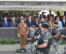 Governador Carlos Massa Ratinho Júnior participa da cerimônia de troca de comando da Polícia Militar do Paraná. O novo camandante-geral é o coronel Péricles de Matos. Ele substitui no cargo a coronel Audilene Dias Rocha.  -  Curitiba, 08/01/2019  -  Foto: Rodrigo Félix Leal