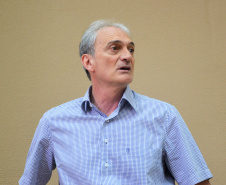 O secretário da Agricultura e do Abastecimento, Norberto Ortigara, deu posse nesta terça-feira (8) à nova diretoria da Agência de Defesa Agropecuária do Paraná (Adapar). O médico veterinário Otamir Cesar Martins assumiu a presidência, em substituição ao também veterinário Inácio Afonso Kroetz que dirigiu a empresa desde 2011, quando foi criada. Na foto, Diretor Administrativo-Financeiro ? Adalberto Luiz Valiati  -  Curitiba, 08/01/2019  -  Foto: Divulgação SEAB