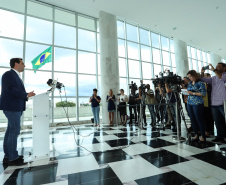 O governador Carlos Massa Ratinho Junior anunciou nesta terça-feira (8) o congelamento do próprio salário, do vice-governador e dos secretários de Estado. Em coletiva de imprensa que antecedeu a segunda reunião da equipe de governo, Ratinho Junior afirmou que o Paraná não vai seguir o aumento salarial dos ministros do Supremo Tribunal Federal (STF), de 16%.  - Curitiba, 08/12/2019  -  Foto: Rodrigo Félix Leal
