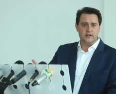 O governador Carlos Massa Ratinho Junior anunciou nesta terça-feira (8) o congelamento do próprio salário, do vice-governador e dos secretários de Estado. Em coletiva de imprensa que antecedeu a segunda reunião da equipe de governo, Ratinho Junior afirmou que o Paraná não vai seguir o aumento salarial dos ministros do Supremo Tribunal Federal (STF), de 16%.  - Curitiba, 08/12/2019  -  Foto: Rodrigo Félix Leal