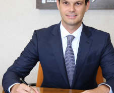 O novo presidente da Copel, Daniel Pimentel Slaviero, assinou nesta terça-feira (8) o termo de posse. Ele foi eleito para o cargo em reunião realizada pelo Conselho de Administração da Copel (CAD), também nesta terça. Além do presidente, outros dois novos diretores assumiram cargos. -  Curitiba, 08/01/2019  -  Foto: Dani Catisti/Copel