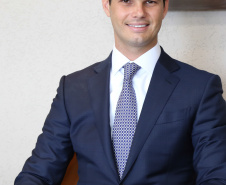 O novo presidente da Copel, Daniel Pimentel Slaviero, assinou nesta terça-feira (8) o termo de posse. Ele foi eleito para o cargo em reunião realizada pelo Conselho de Administração da Copel (CAD), também nesta terça. Além do presidente, outros dois novos diretores assumiram cargos. -  Curitiba, 08/01/2019  -  Foto: Dani Catisti/Copel
