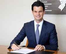 O novo presidente da Copel, Daniel Pimentel Slaviero, assinou nesta terça-feira (8) o termo de posse. Ele foi eleito para o cargo em reunião realizada pelo Conselho de Administração da Copel (CAD), também nesta terça. Além do presidente, outros dois novos diretores assumiram cargos. -  Curitiba, 08/01/2019  -  Foto: Dani Catisti/Copel